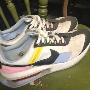 Nike White and Black Sneakers Retro-Inspired Design